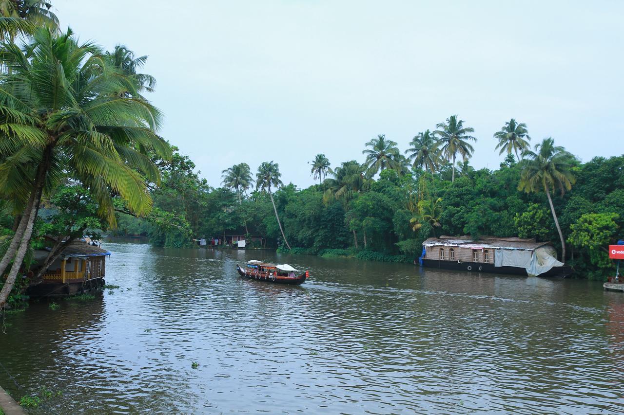 ホテルChaandhni Lake View Alappuzha エクステリア 写真