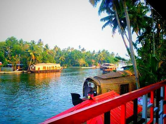 ホテルChaandhni Lake View Alappuzha エクステリア 写真